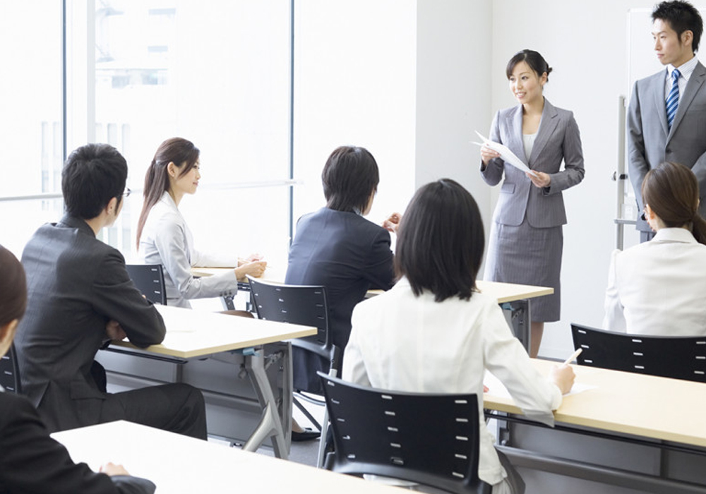 二次元受け業者や三次元受け業者、仕入れ先などに対し、現場に適した教育を行います。